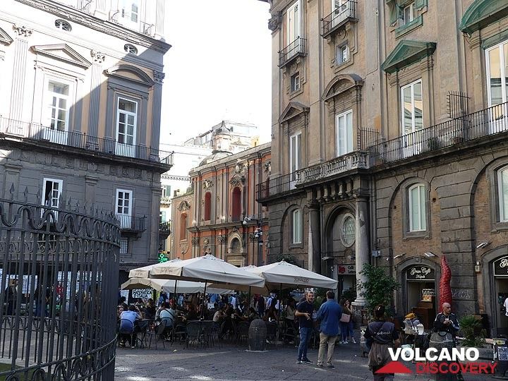Das historische Zentrum von Neapel beherbergt viele stattliche Gebäude und kleine Plätze mit gemütlichen Bars. (Photo: Ingrid Smet)