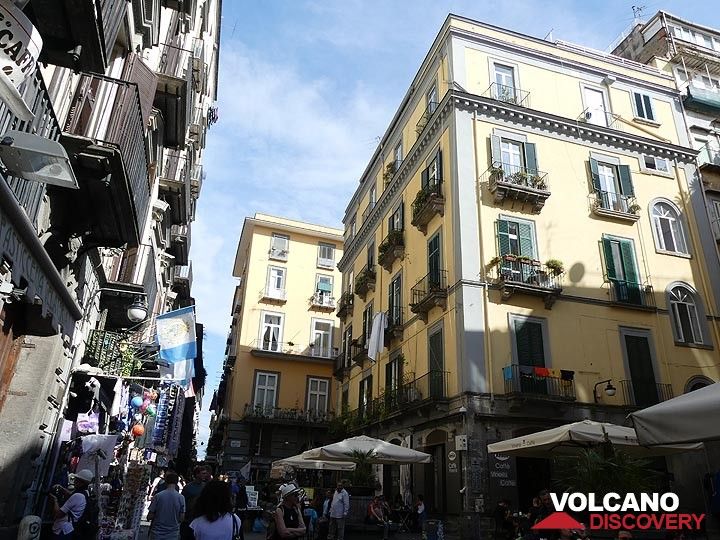 Lebhaftes historisches Zentrum von Neapel mit typischer Architektur, warmen Farben und vielen Balkonen (Photo: Ingrid Smet)