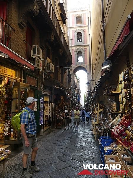 Les rues étroites du centre historique de Naples ont souvent une route pavée de lave basaltique (Photo: Ingrid Smet)