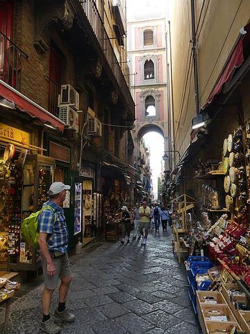 Les rues étroites du centre historique de Naples ont souvent une route pavée de lave basaltique (Photo: Ingrid Smet)