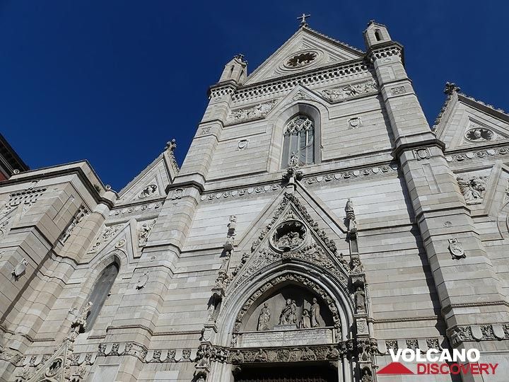 Façade de la cathédrale de Naples du début du XIVe siècle (Photo: Ingrid Smet)