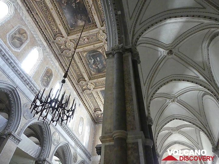 Architecture gothique de la nef principale et des bas-côtés de la cathédrale de Naples. (Photo: Ingrid Smet)