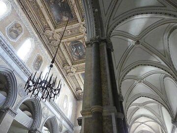 Architecture gothique de la nef principale et des bas-côtés de la cathédrale de Naples. (Photo: Ingrid Smet)