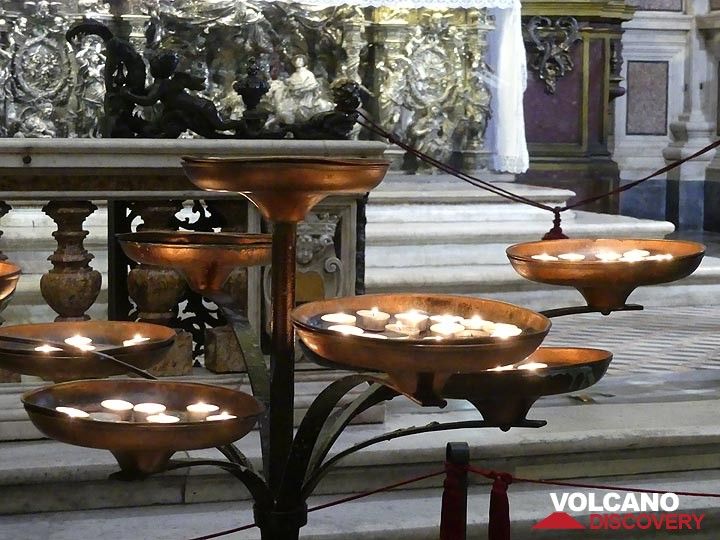 Bougies allumées sur l'un des autels de la cathédrale de Naples. (Photo: Ingrid Smet)