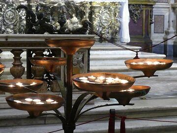 Burning candles at one of the altars in the cathedral of Naples. (Photo: Ingrid Smet)