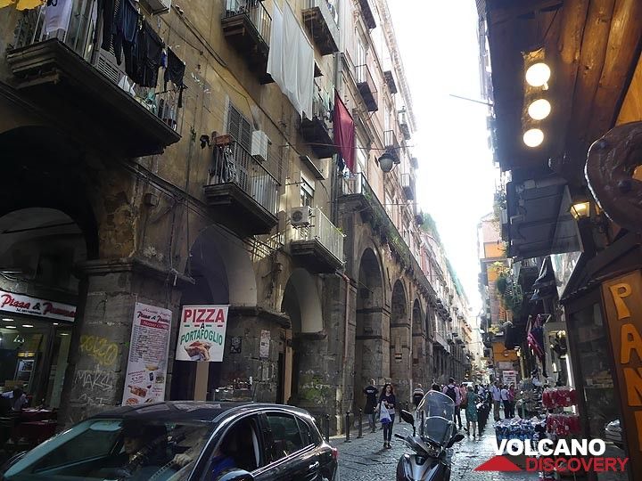 Dites au revoir aux rues historiques animées de Naples avec balcons et buanderie avant de partir pour les îles Éoliennes. (Photo: Ingrid Smet)