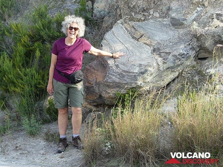 Les gros rochers situés dans les parties périphériques de la coulée d'obsidienne présentent des textures intéressantes et des modèles d'écoulement préservés. (Photo: Ingrid Smet)