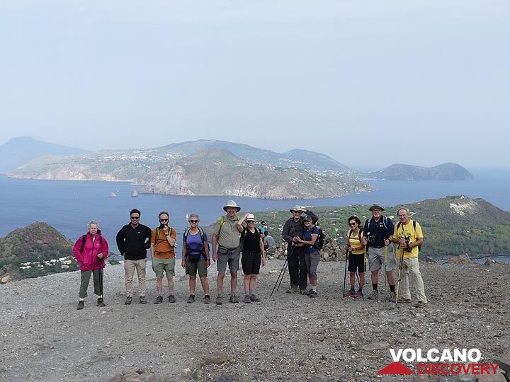 Photo de groupe près du sommet du cratère actif de Vulcano, avec l'île de Lipari en arrière-plan. (Photo: Ingrid Smet)