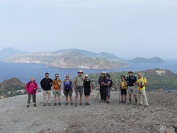 Gruppenbild in der Nähe des Gipfels des aktiven Kraters auf Vulcano, mit der Insel Lipari im Hintergrund. (Photo: Ingrid Smet)