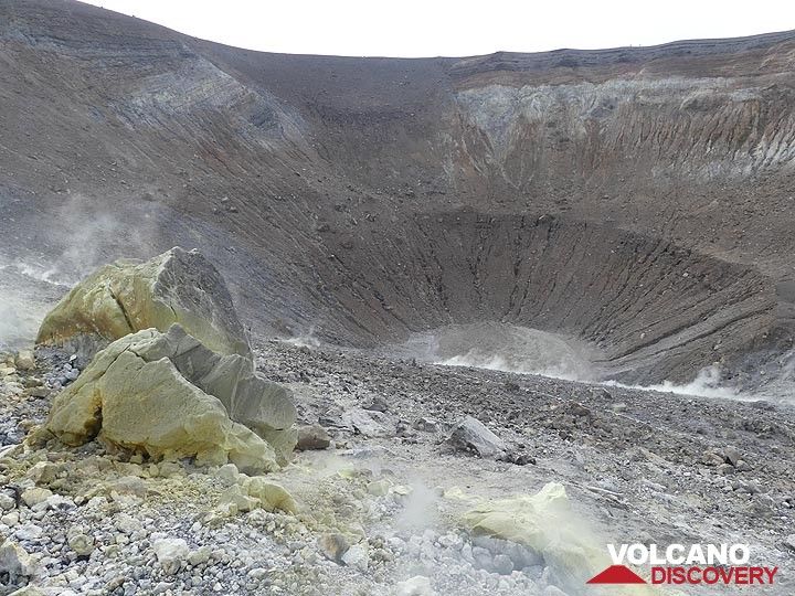 A large volcanic bomb coated by sulfur mineralisations lies on the rim of the impressive La Fossa crater of Vulcano. (Photo: Ingrid Smet)