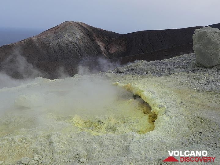 Der nördliche Teil des Kraterrandes ist Schauplatz intensiver vulkanischer Ausgasungen aus zahlreichen Fumarolen. (Photo: Ingrid Smet)