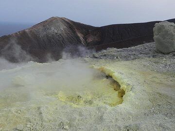 La partie nord du bord du cratère est le théâtre d’un intense dégazage volcanique provoqué par de nombreuses fumerolles. (Photo: Ingrid Smet)