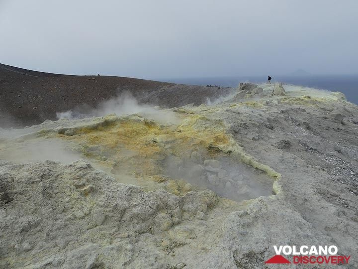 Bien que désagréables, les gaz volcaniques ne sont pas dangereux donc on peut se promener entre les fumerolles le long du bord du cratère... (Photo: Ingrid Smet)
