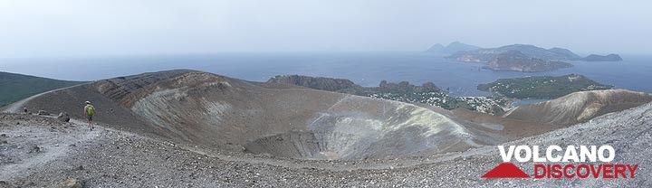 Vue panoramique prise depuis le point culminant du bord, avec le cratère actif de La Fossa au premier plan et les îles de Lipari et Salina en arrière-plan (à droite). (Photo: Ingrid Smet)