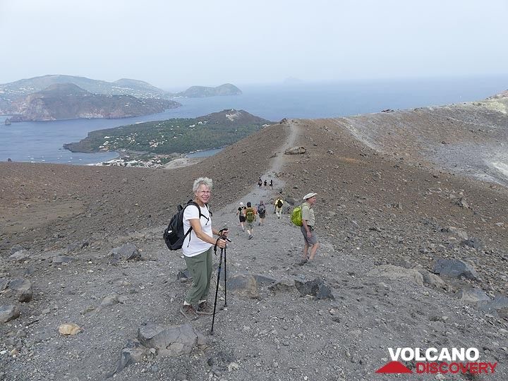Nous complétons notre randonnée autour du cratère de La Fossa avec la jeune péninsule volcanique de Vulcanello (au centre à gauche) et Lipari (en haut à gauche) en arrière-plan. (Photo: Ingrid Smet)