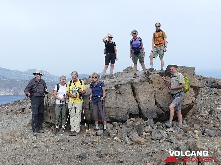 Photo de groupe autour d'une énorme bombe de lave qui a atterri sur le bord du cratère de La Fossa lors de l'une des éruptions historiques de Vulcano. (Photo: Ingrid Smet)