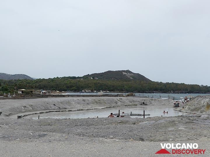 L'activité volcanique continue sur l'île de Vulcano se reflète dans les nombreuses zones d'activité fumerolienne et les bains de boue hydrothermaux le long de la plage près de Vulcanello. (Photo: Ingrid Smet)