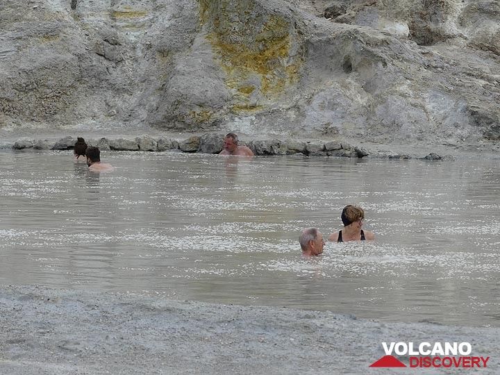 Malgré l'odeur désagréable des œufs pourris, de nombreux voyageurs passent du temps à profiter des bienfaits des bains de boue hydrothermaux de Vulcano. (Photo: Ingrid Smet)