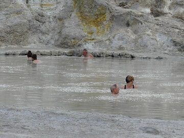 Malgré l'odeur désagréable des œufs pourris, de nombreux voyageurs passent du temps à profiter des bienfaits des bains de boue hydrothermaux de Vulcano. (Photo: Ingrid Smet)