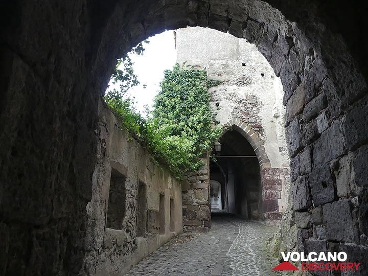 Entrée du château médiéval de Lipari, construit sur les ruines de fortifications romaines et grecques antiques. (Photo: Ingrid Smet)