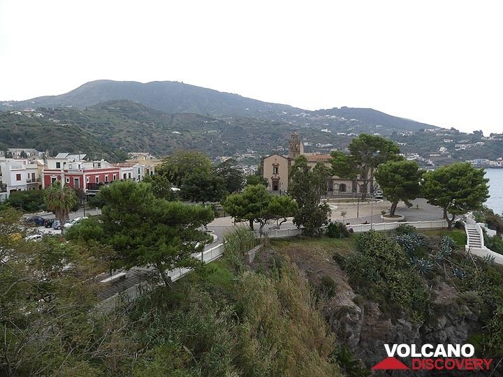 Blick von der Burg auf den nördlichen Teil der Stadt Lipari und die Lavadome dahinter. (Photo: Ingrid Smet)