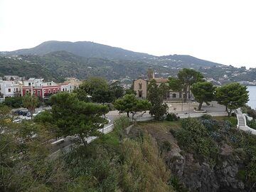 Vue vers la partie nord de la ville de Lipari et les dômes de lave au-delà du château. (Photo: Ingrid Smet)