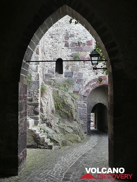 Die Burg von Lipari, die auf einem hohen Vorgebirge aus Lavagestein erbaut wurde, hat eine reiche Kulturgeschichte ... (Photo: Ingrid Smet)