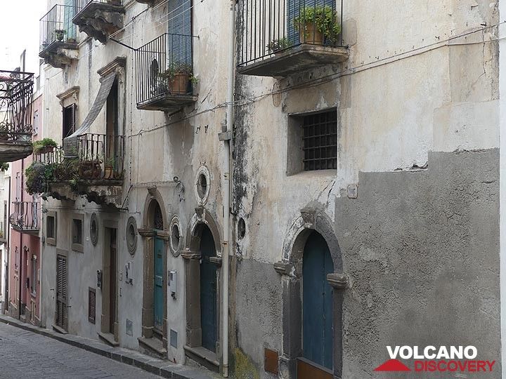 L'architecture des îles Éoliennes est différente de celle de Naples et présente des influences plus arabes, même si les rues étroites et les balcons restent une caractéristique importante. (Photo: Ingrid Smet)