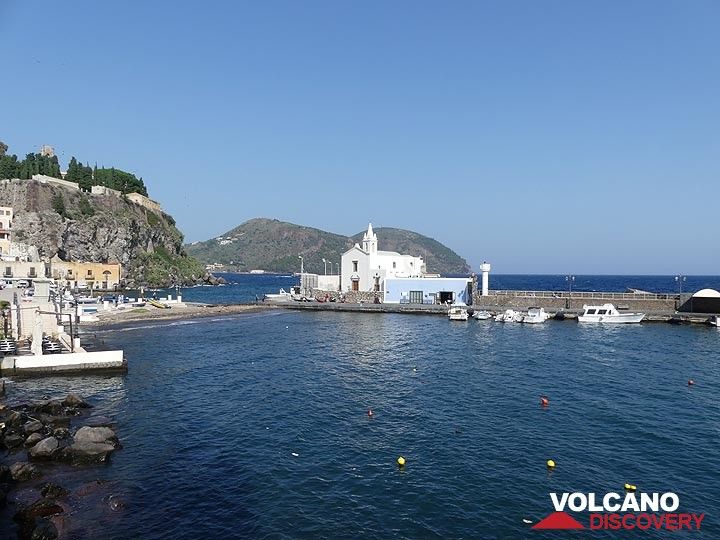 As the wind has calmed down by the afternoon we could eventually make our transfer to Stromboli... (Photo: Ingrid Smet)