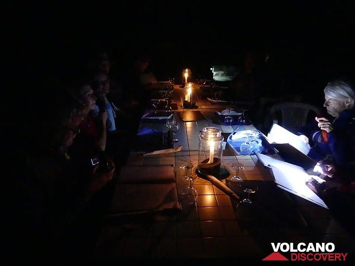 Das Abendessen am ersten Abend auf Stromboli findet traditionell in der einzigen Pizzeria der Welt statt, von der aus man ein gutes Essen genießen und gleichzeitig das Feuerwerk eines Vulkans beobachten kann! (Photo: Ingrid Smet)