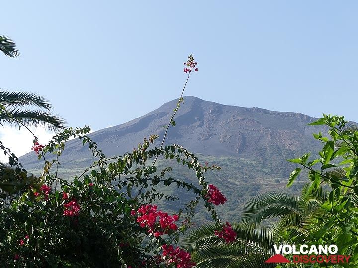 The next morning is a perfectly clear sunny autumn day, great conditions to hike up to the volcano's summit in the afternoon! (Photo: Ingrid Smet)