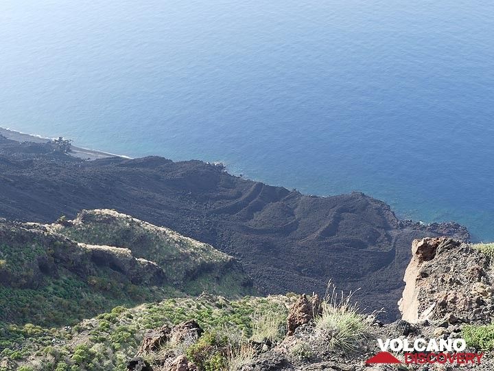 Looking down the Sciara del Fuoco we see the darker coloured lava flows on its northern edge which erupted during the rare lava flow phases in the past 2 decades. (Photo: Ingrid Smet)