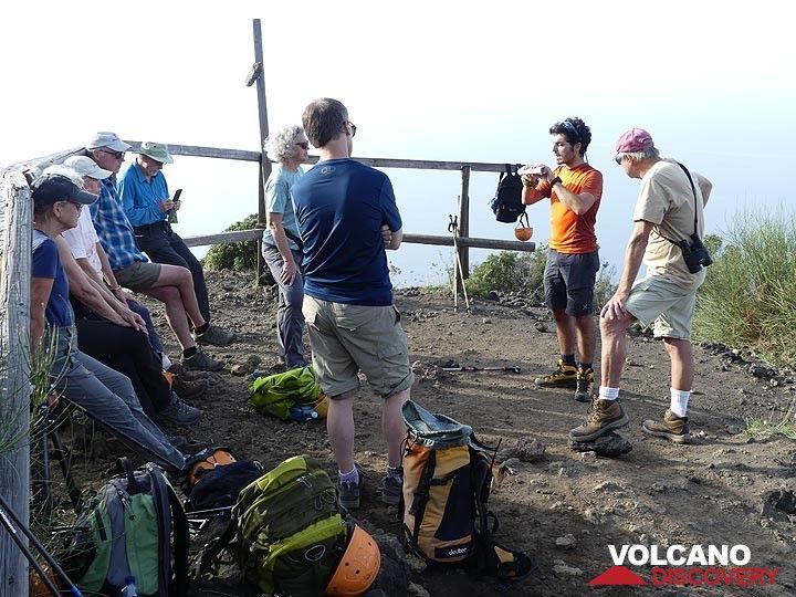 Am 400 m hohen Aussichtspunkt begleitet uns unser Bergführer Adriano, der uns eine tolle Erklärung über den Vulkan gibt, bevor er uns zum Gipfel des Stromboli bringt. (Photo: Ingrid Smet)
