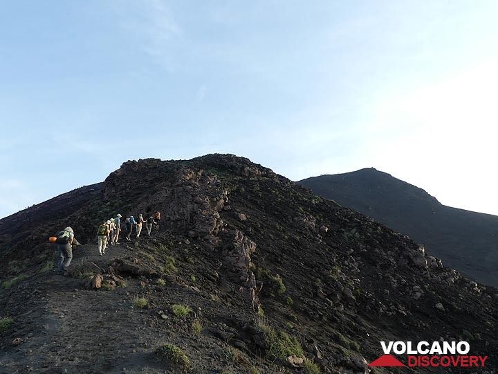 À mesure que nous nous rapprochons de la zone du sommet, nous voyons d'autres groupes grimper jusqu'au point le plus élevé (en arrière-plan à droite). (Photo: Ingrid Smet)