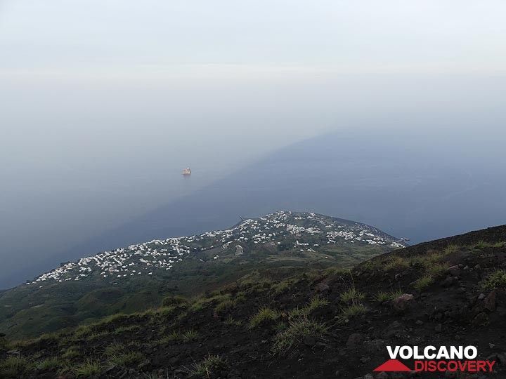 Alors que le soleil se couche lentement, l'ombre triangulaire du volcan tombe sur le bord est de l'île et sur le village principal. (Photo: Ingrid Smet)
