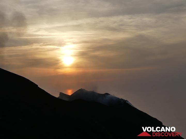 Die Sonne geht fast hinter dem aktiven Nordostkrater auf dem Gipfel des Stromboli unter. (Photo: Ingrid Smet)
