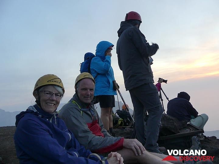 Au coucher du soleil, nous avons atteint le sommet et trouvé nos positions sur le bord au-dessus de la terrasse du cratère... (Photo: Ingrid Smet)
