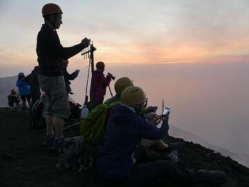 ... d'où nous nous installons pour observer et photographier les feux d'artifice volcaniques pendant environ 1,5 heures. (Photo: Ingrid Smet)