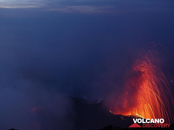 À la tombée de la nuit, nous regardons la terrasse du cratère, sans savoir de quelle bouche sortira le prochain feu d'artifice volcanique. (Photo: Ingrid Smet)