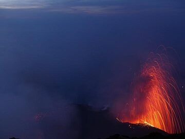 À la tombée de la nuit, nous regardons la terrasse du cratère, sans savoir de quelle bouche sortira le prochain feu d'artifice volcanique. (Photo: Ingrid Smet)