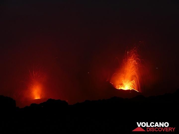 At times there are even 2 vents that simultaneously have Strombolian explosions (Photo: Ingrid Smet)