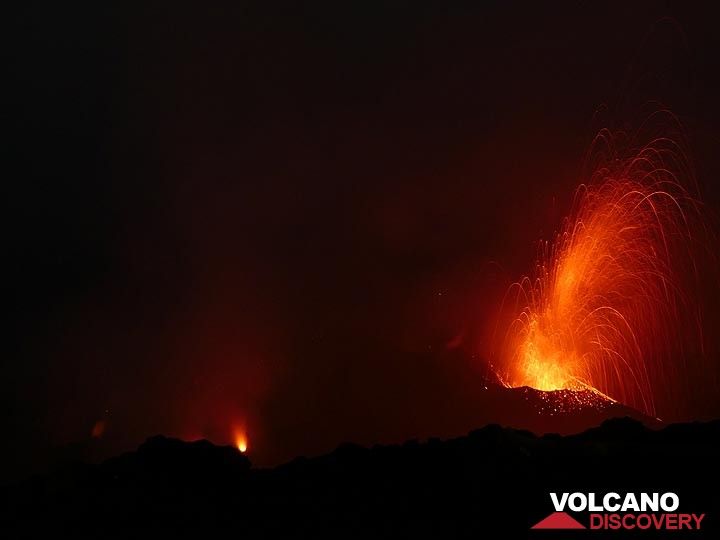 Une grande explosion inonde le cratère nord-est d'éclaboussures de lave rougeoyante tandis que la lueur de l'un des évents du cratère central peut également être vue. (Photo: Ingrid Smet)