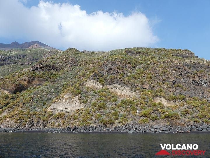 Wenn wir im Uhrzeigersinn um Stromboli segeln, können wir die verschiedenen Vulkanschichten beobachten, die diesen majestätischen Vulkan in den letzten ca. 160.000 Jahren aufgebaut haben. (Photo: Ingrid Smet)