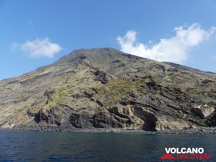 Les différentes couches volcaniques révèlent la longue histoire d'activité volcanique qui a construit l'île actuelle de Stromboli. (Photo: Ingrid Smet)