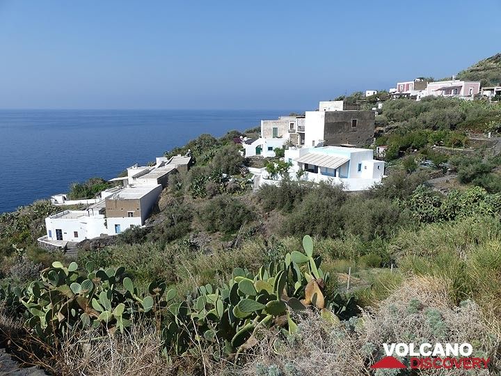 L'architecture de l'île de Stromboli ressemble à celle des îles Cycladiques en Grèce : des bâtiments blancs d'apparence carrée avec des portes et des fenêtres bleues. (Photo: Ingrid Smet)