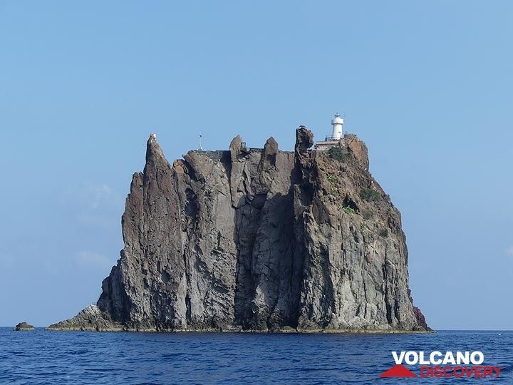 ... avant de partir pour examiner de plus près Strombolicchio, le col volcanique qui est le seul vestige du volcan qui était actif il y a des centaines de milliers d'années avant Stromboli. (Photo: Ingrid Smet)