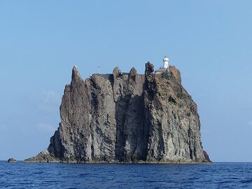 ... before we head out to take a closer look at Strombolicchio, the volcanic neck that is the only remnant of the volcano that was active 100,000s of years ago before Stromboli. (Photo: Ingrid Smet)