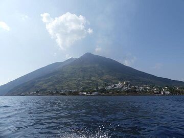 Finally we head back for the main town of Stromboli... (Photo: Ingrid Smet)