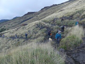 Malgré le temps un peu gris et venteux, nous décidons de faire une randonnée l'après-midi jusqu'à la limite sud de la Valle del Bove. (Photo: Ingrid Smet)