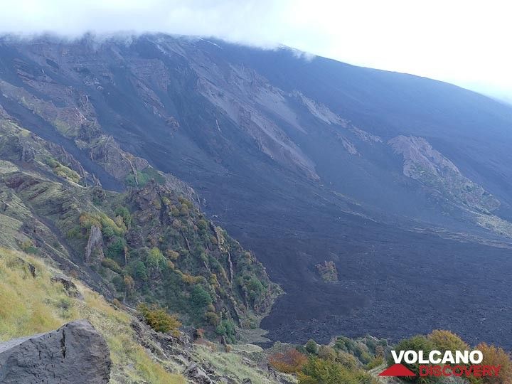 Die dunkleren Lavaströme, die in die Sciara del Fuoco (Mitte) hinabfließen, sind die jüngsten, während die teilweise überwucherten vulkanischen Ablagerungen (links) von subvertikalen Gängen durchzogen sind und auf ältere vulkanische Phasen zurückgehen (Photo: Ingrid Smet)